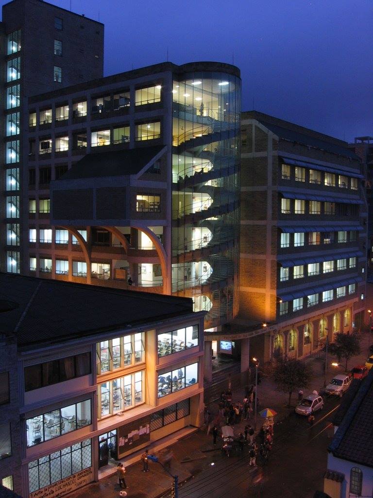 Sede de la Facultad de Ingeniería de la Universidad Distrital al anochecer